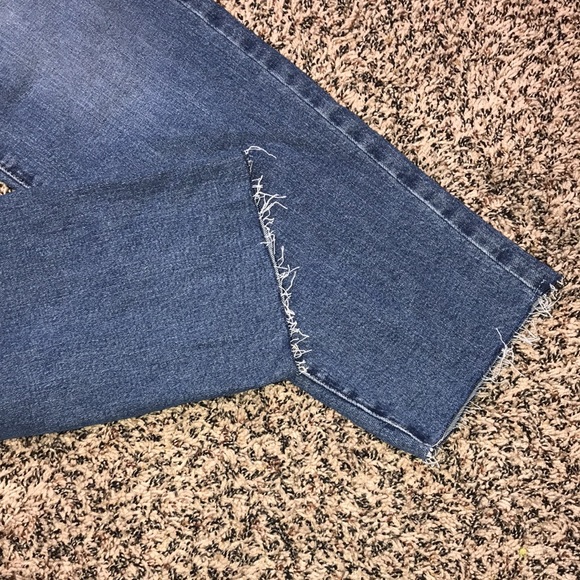 Universal Thread Mid Rise 80’s Slim Raw Hem Medium Blue Denim Jeans Sz 10 | NWT - Picture 3 of 9